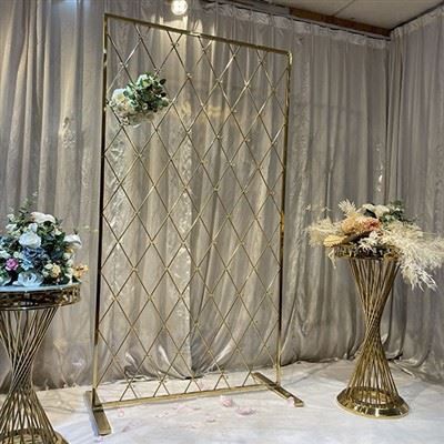 Metalna zidna pozadina sa svijećama